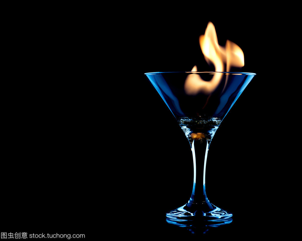 火焰在玻璃上的黑色雞尾酒 探索飲料及茶葉批發(fā)的獨(dú)特市場(chǎng)